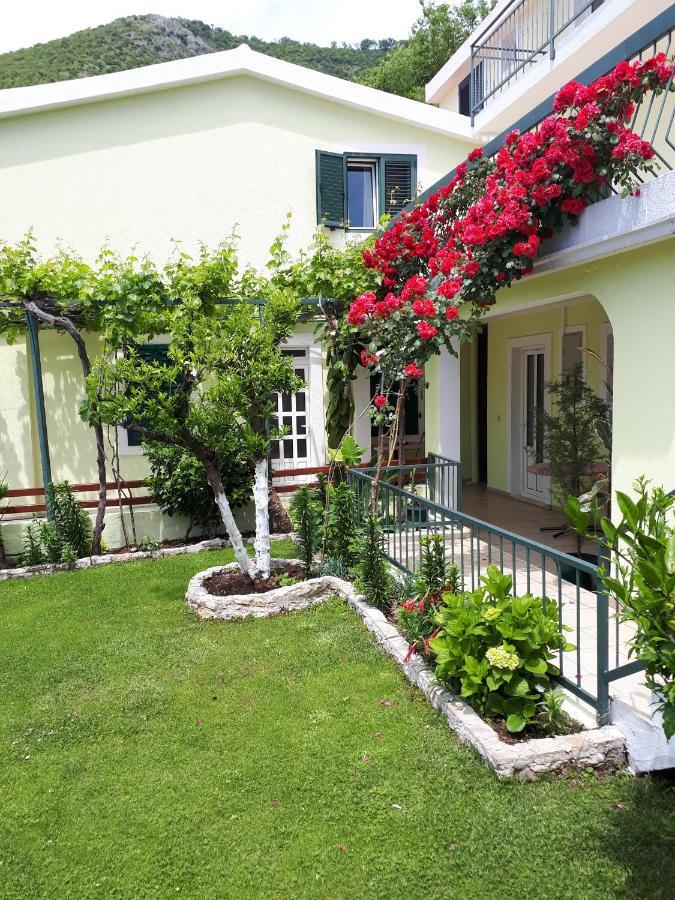 Apartments Simo Petrovac Bagian luar foto
