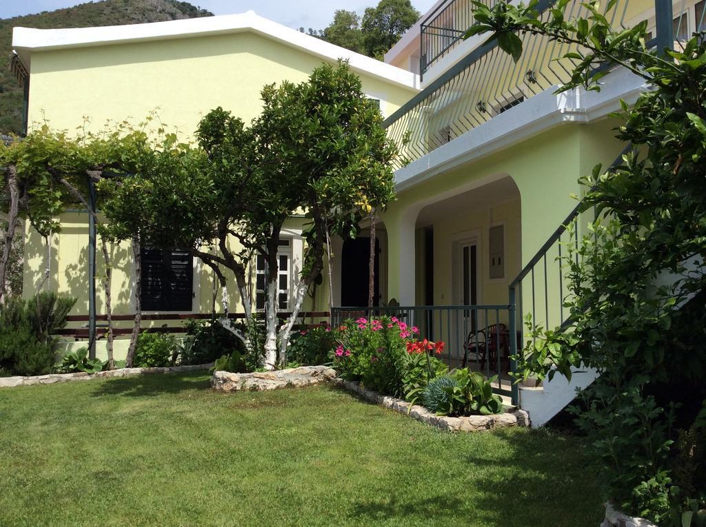 Apartments Simo Petrovac Bagian luar foto