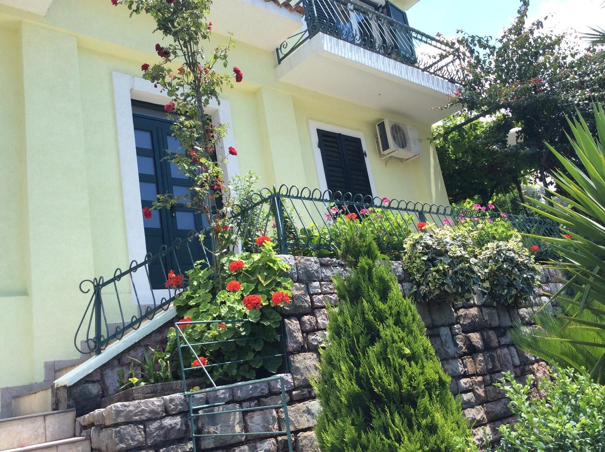 Apartments Simo Petrovac Bagian luar foto