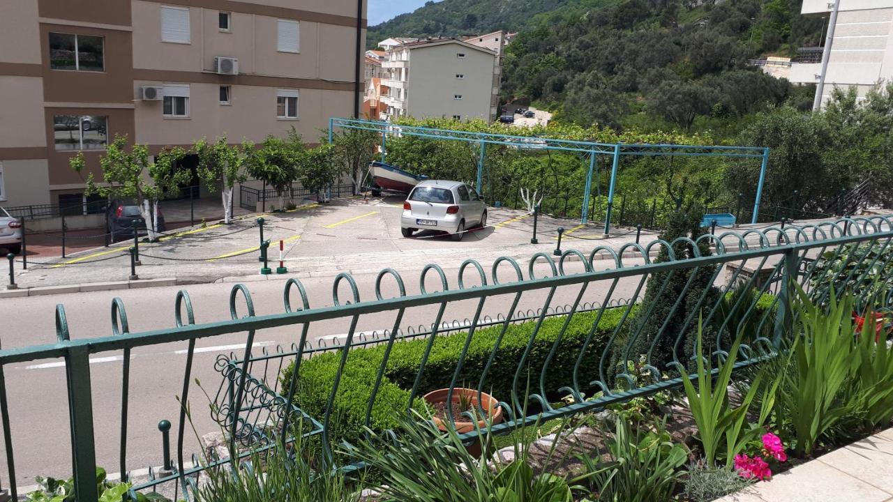 Apartments Simo Petrovac Bagian luar foto